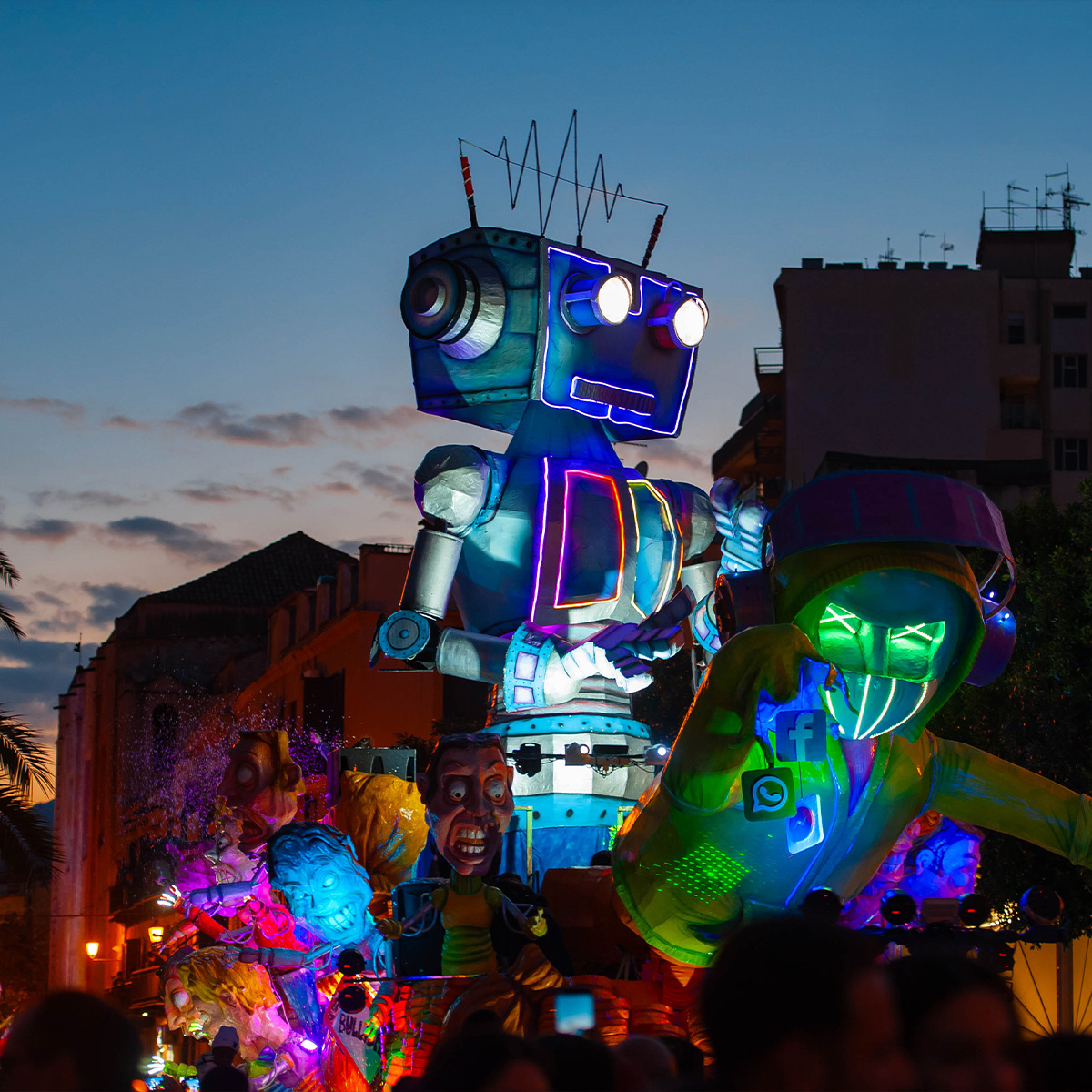 I carri allegorici del Carnevale Termitano sfilano per la città