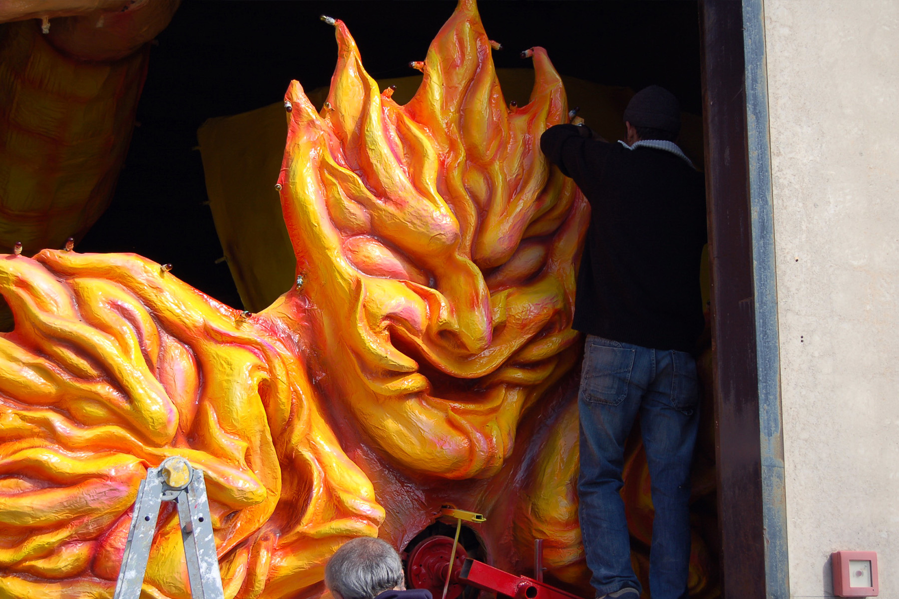 Realizzazione dei carri allegorici di Carnevale a Termini Imerese